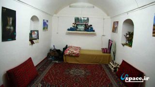 نمای داخل اتاق اقامتگاه بوم گردی نگین حسین آباد - مامونیه - مرکزی