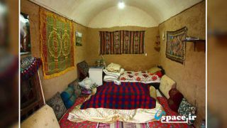 نمای داخل اتاق اقامتگاه بوم گردی نگین حسین آباد - مامونیه - مرکزی